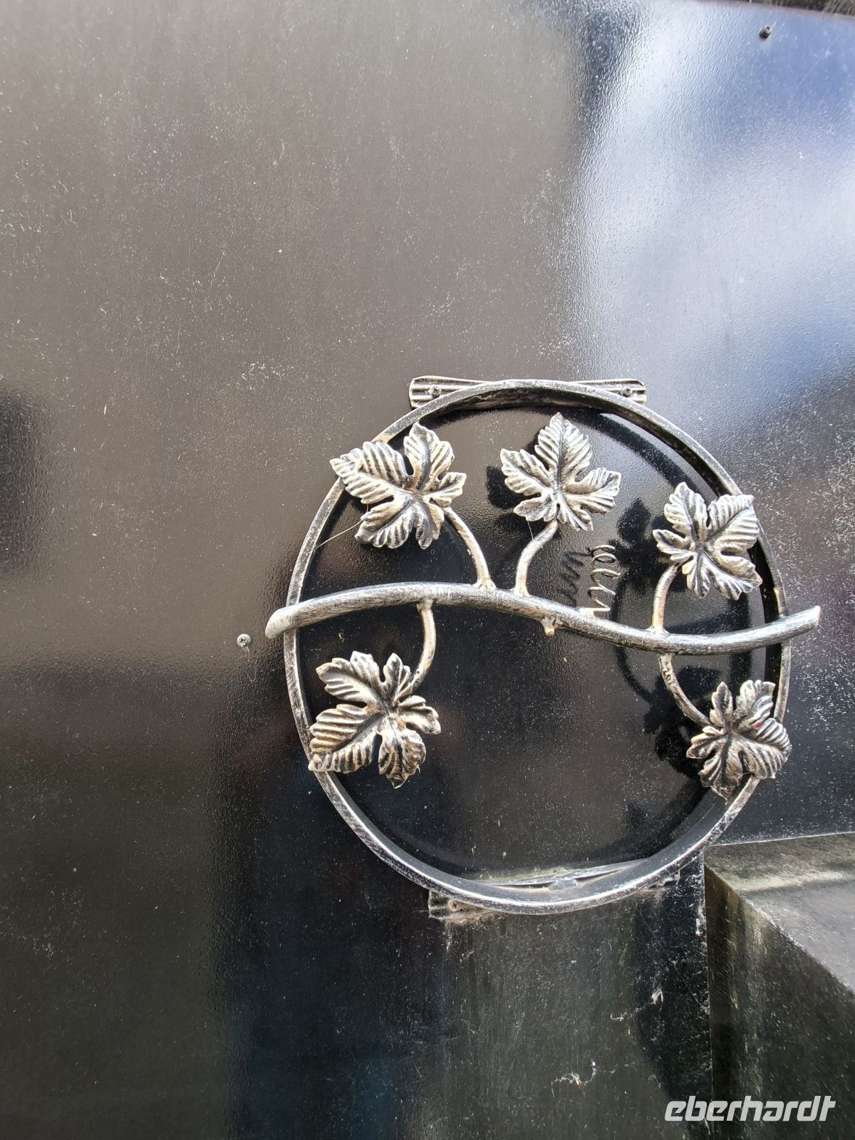 Eguisheim -Weinblättersymbole als Türverzierung an den Toren