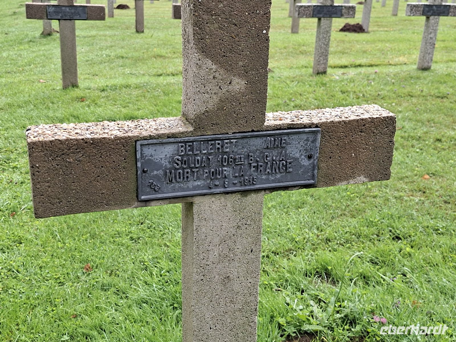 Soldatenfriedhof -auf den kreuzen Namen u. Soldatenregistriernummer