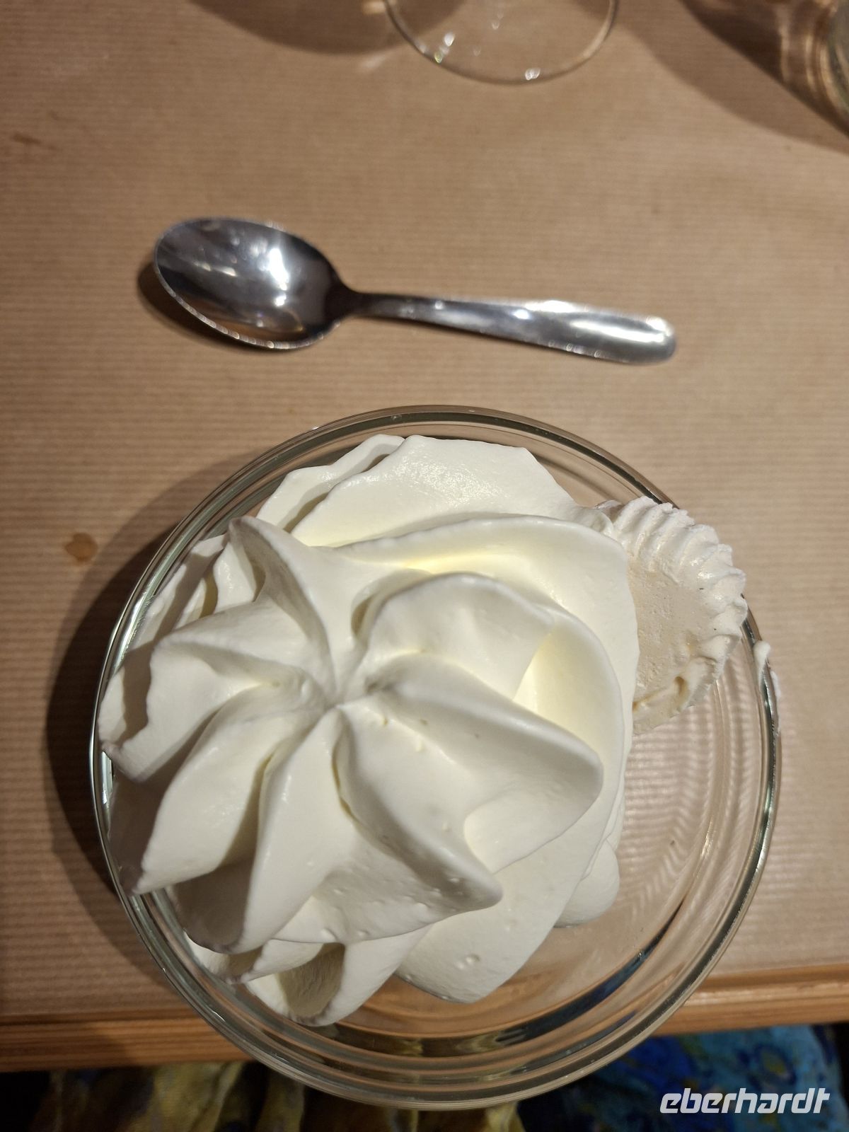 Sahnebaiser mit Schlagsahne