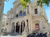 Theater in Avignon mit Molière in Stein 