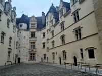 Im Schlosshof von Pau