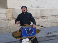 Leierkastenmann spielt Piaf in Arles 