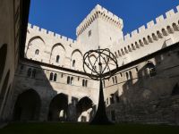 Im Hof des Palais-du-Pape