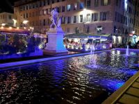 belebter Platz am Abend in Marseille 