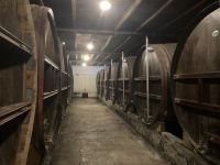 Rundreise Normandie und Bretagne: Die Calvados-Fässer  im Keller der Fa. Huet