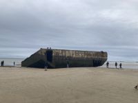 Rundreise Normandie und Bretagne: Ein Teilstück des künstlichen Hafens in Arromanches-les-Bains