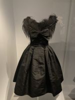 Rundreise Normandie und Bretagne: Ein Abendkleid im Dior-Museum von Granville