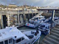 Rundreise Normandie und Bretagne: Tiefe Einstiegsstelle des Schiffs zu den Chausey-Inseln