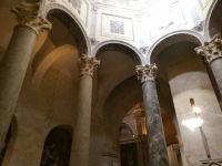 Taufkapelle mit unterschiedlichen Säulen St.Saveur in Aix-en-Provence