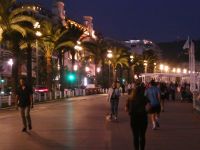 Strandpromenade von Nizza am Abend 
