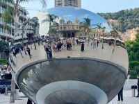 Eingang in die Spielbank von Monaco im Spiegel