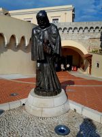 Begründer der Dynastie vor dem Schloss in Monte Carlo 