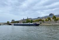 Containerfrachter auf der Seine