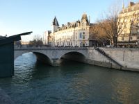 enlang der Seine mit Blick auf Louvre