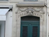 schönes Portal mit Maskeron in der Mitte