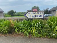 altes Straßenschild