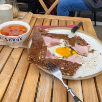 Galette mit Schinken und Ei und Cidre