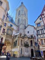 Große Uhr und Belfried