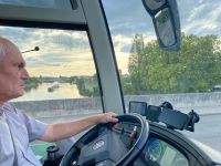 Peter fährt uns konzentriert über die Oise