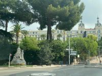 Denkmal für Königin Victoria vor dem Regina Hotel