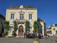 2026-05_Loire_Rad: Fontevraud - Rathaus am 8. Mai &ndash; &copy; Dieter Braune (Eberhardt TRAVEL)