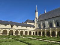 2026-05_Loire_Rad: Abbaye-Fontevraud - Kreuzgang &ndash; &copy; Dieter Braune (Eberhardt TRAVEL)