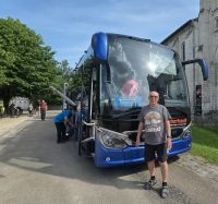 2026-05_Loire_Rad: Saumur - geschafft, Räder geladen - siehe Shirt &ndash; &copy; Dieter Braune (Eberhardt TRAVEL)