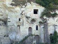2026-05_Loire_Rad: Tuffsteinfelsen - Wohnungen &ndash; &copy; Dieter Braune (Eberhardt TRAVEL)