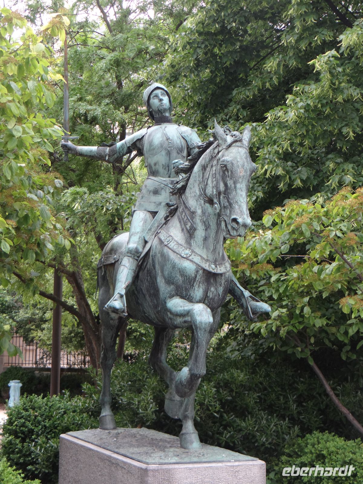 Reims, Jeanne d’Arc, in Rüstung und mit Blick in den Himmel, aus dem sie Stimmen vernahm.  &ndash; &copy;  (Eberhardt TRAVEL)