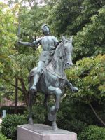 Reims, Jeanne d’Arc, in Rüstung und mit Blick in den Himmel, aus dem sie Stimmen vernahm.  &ndash; &copy; Vivian Kreft (Eberhardt TRAVEL)