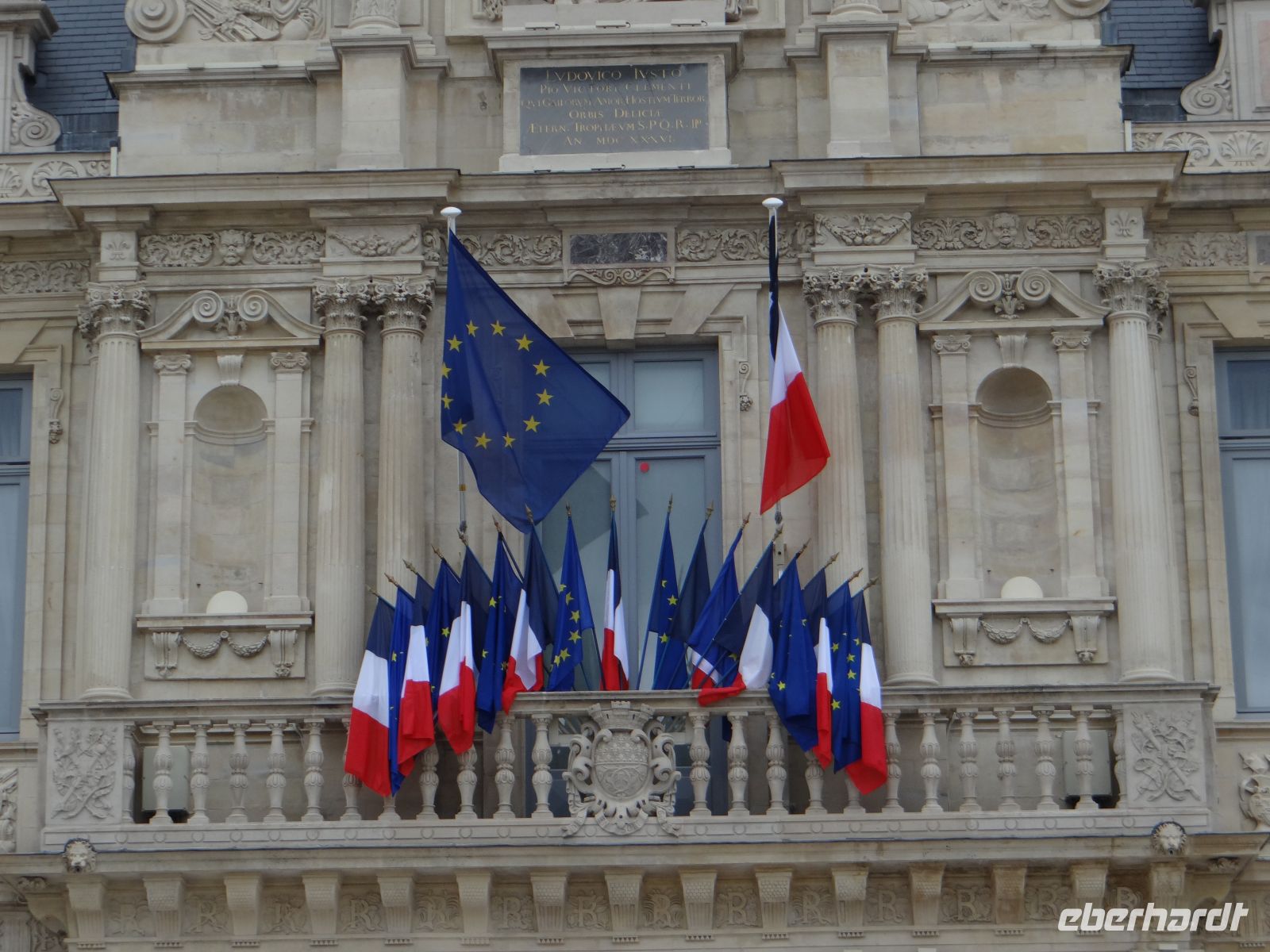 Reims, das Rathaus mit Fahnen zum 8. Mai, dem Tag der Befreiung &ndash; &copy;  (Eberhardt TRAVEL)