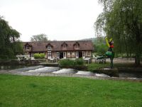 Château de Vascoeuil, mit Bachlauf, Café und Skulptur &ndash; &copy; Vivian Kreft (Eberhardt TRAVEL)
