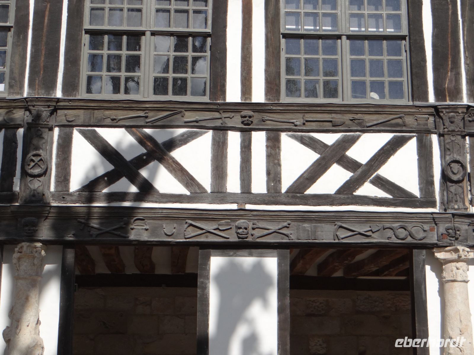 Rouen, der Aître Saint-Maclou, ein früherer Friedhof mit Beinhaus.  &ndash; &copy;  (Eberhardt TRAVEL)