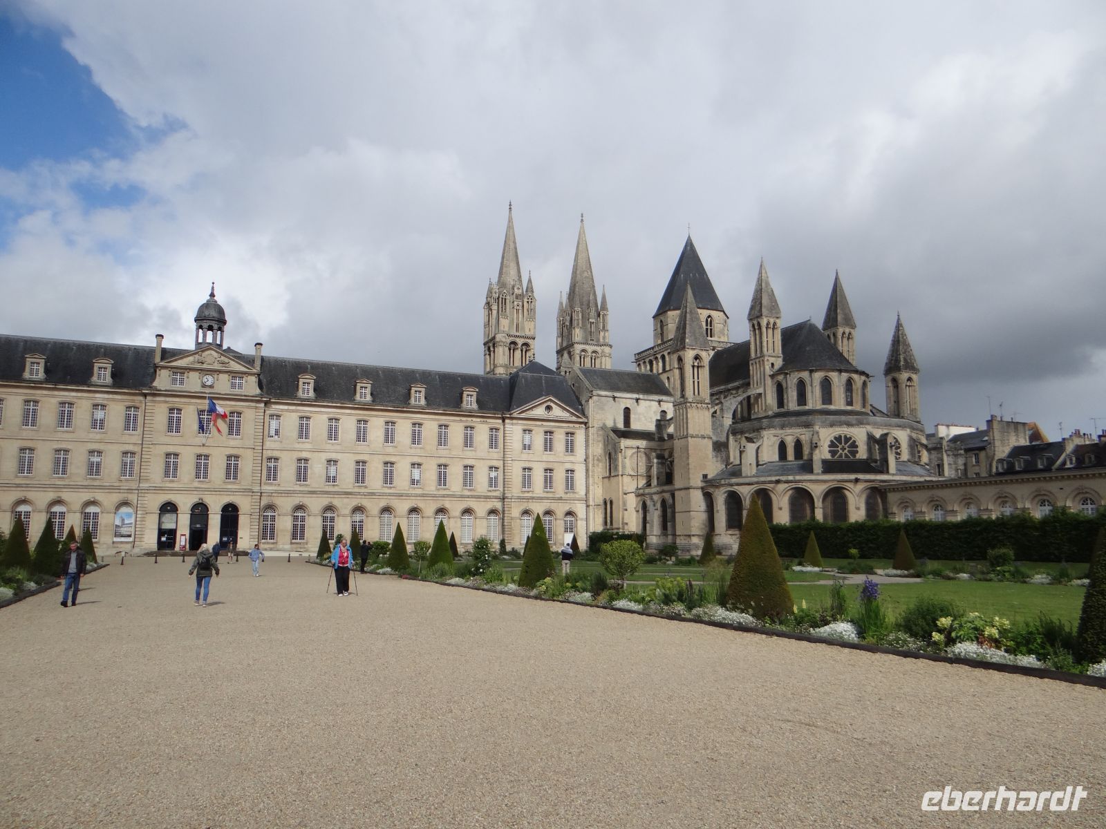Caen, Rathaus mit St. Étienne &ndash; &copy;  (Eberhardt TRAVEL)