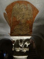 Bayeux, Kathedrale Nôtre-Dame, in der dunklen Krypta musizieren Engel. &ndash; &copy; Vivian Kreft (Eberhardt TRAVEL)
