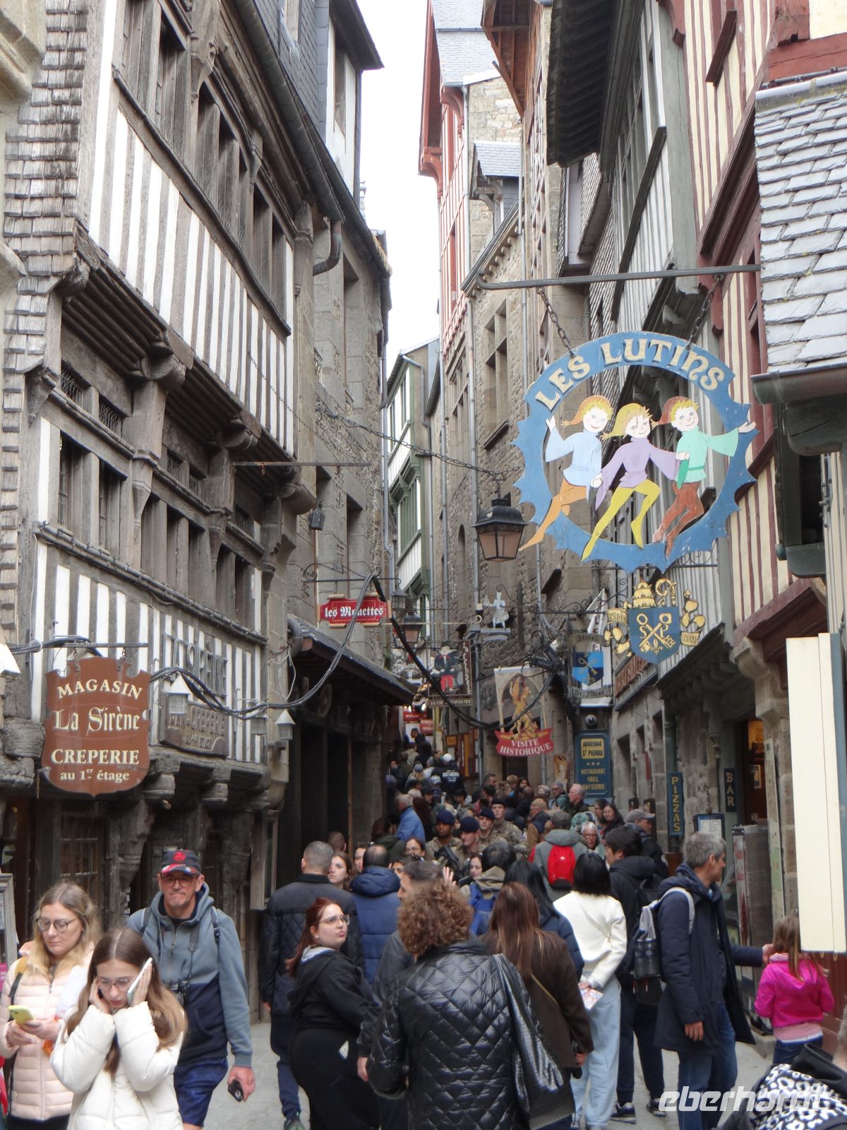 Mont Saint-Michel, die Hauptgasse erinnert an die Drosselgasse in Rüdesheim am Rhein. &ndash; &copy;  (Eberhardt TRAVEL)