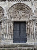 Chartres, Nôtre Dame, berühmt sind die überlängten Skulpturen aus der Romanik an der Westfassade.  &ndash; &copy; Vivian Kreft (Eberhardt TRAVEL)