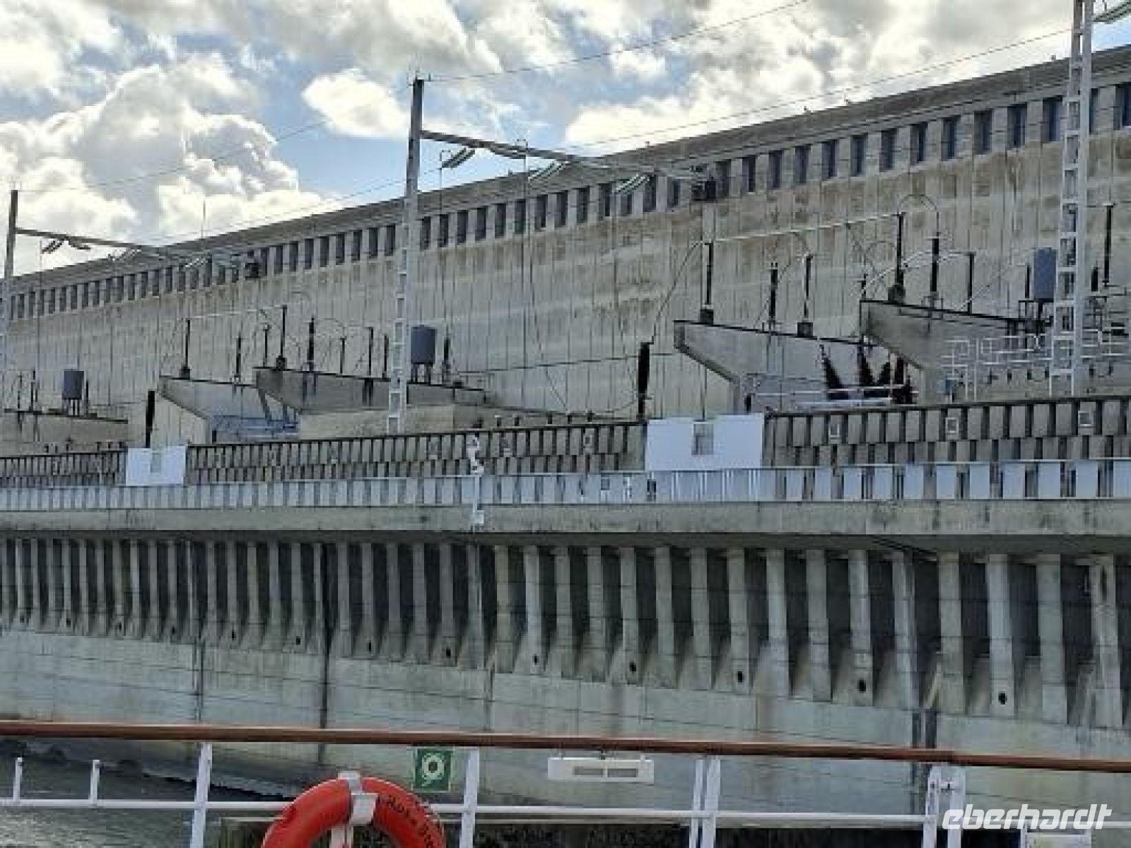 die Staumauer mit angrenzendem Elektrizitätswerk &ndash; &copy;  (Eberhardt TRAVEL)