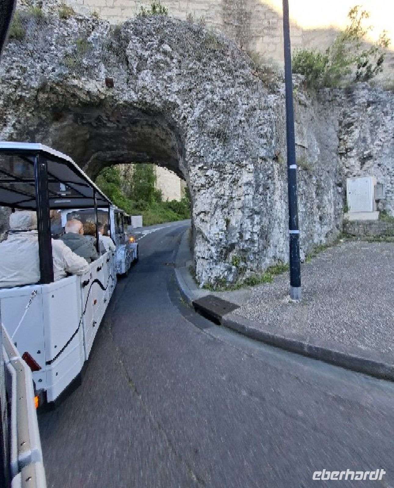 1000074485.jpegEinfahrt in die Altstadt von Avignon mit dem Petit Train &ndash; &copy;  (Eberhardt TRAVEL)