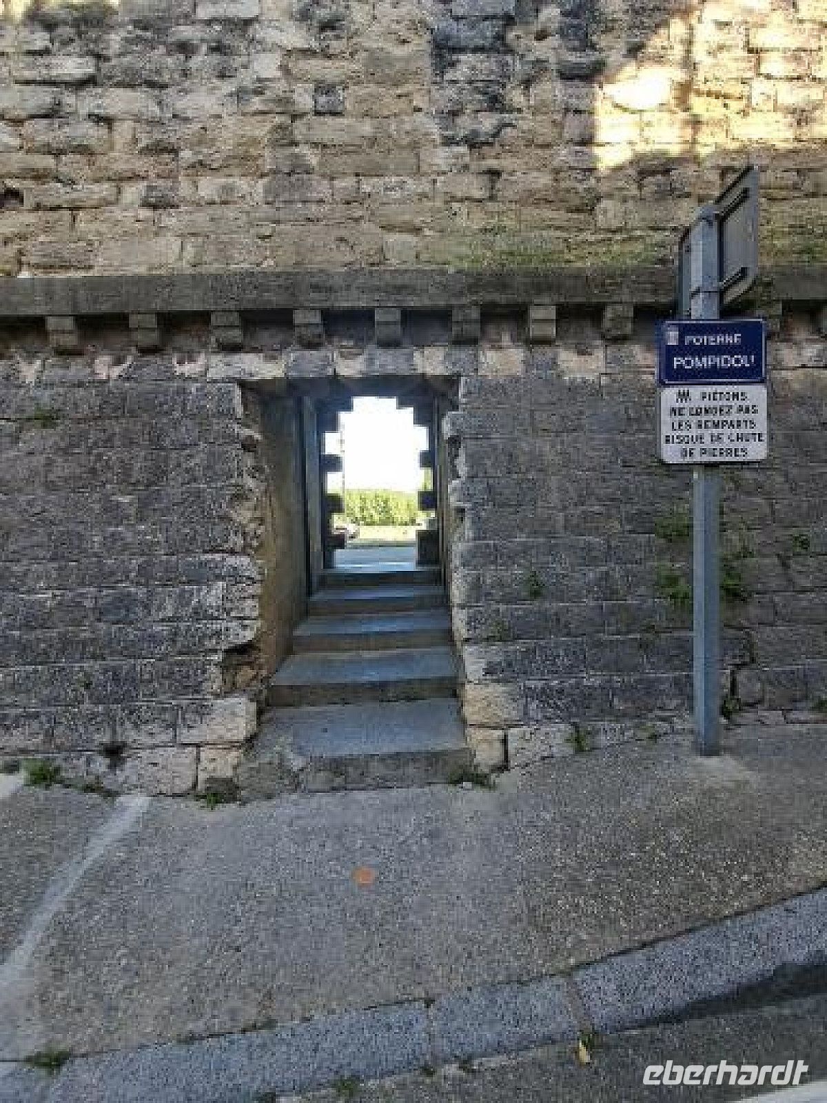 ein mittelalterlicher Fußdurchgang zur Rhone in der Altstadt Avignon &ndash; &copy;  (Eberhardt TRAVEL)
