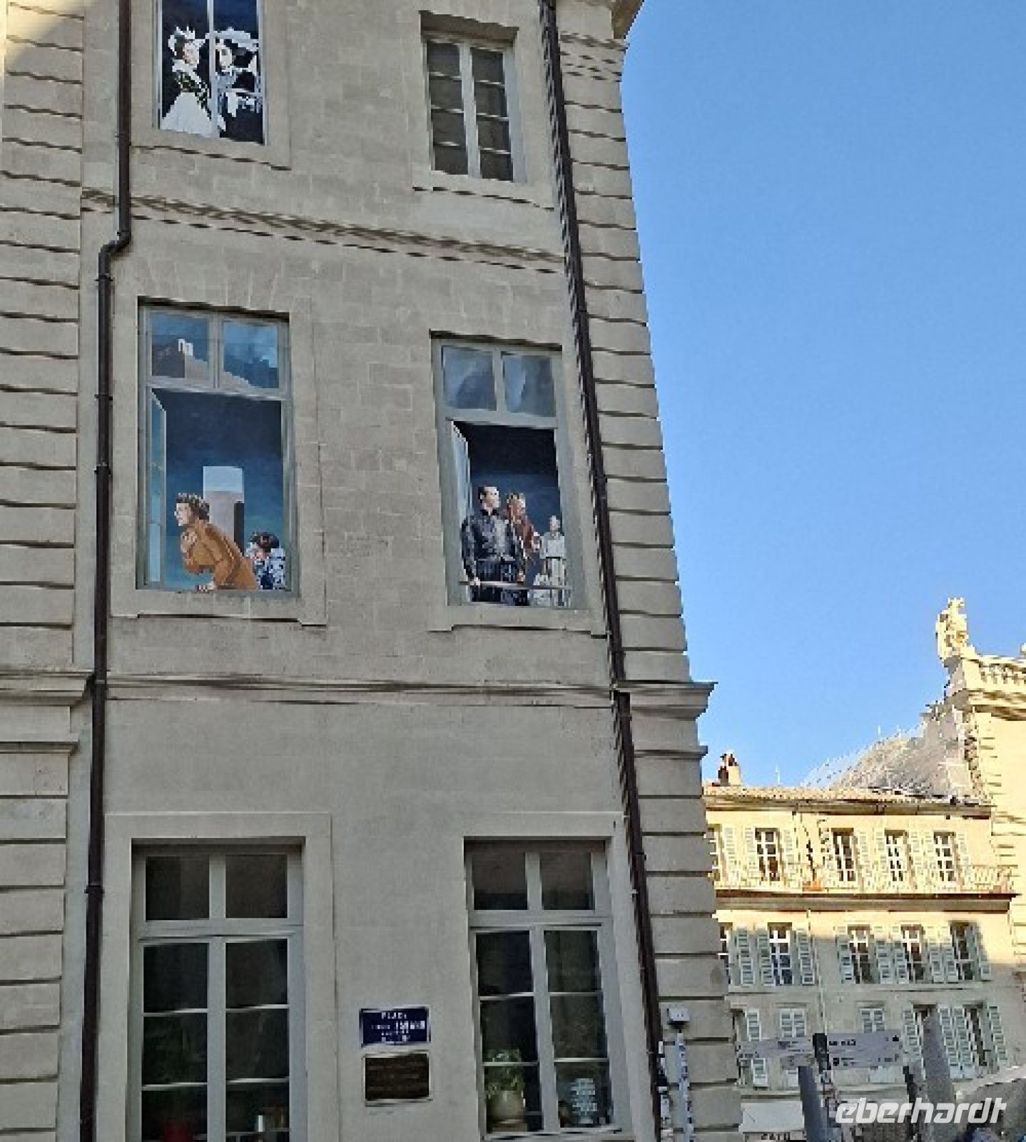 Bemalung auf zugemauerten Fenstern in der Altstadt &ndash; &copy;  (Eberhardt TRAVEL)
