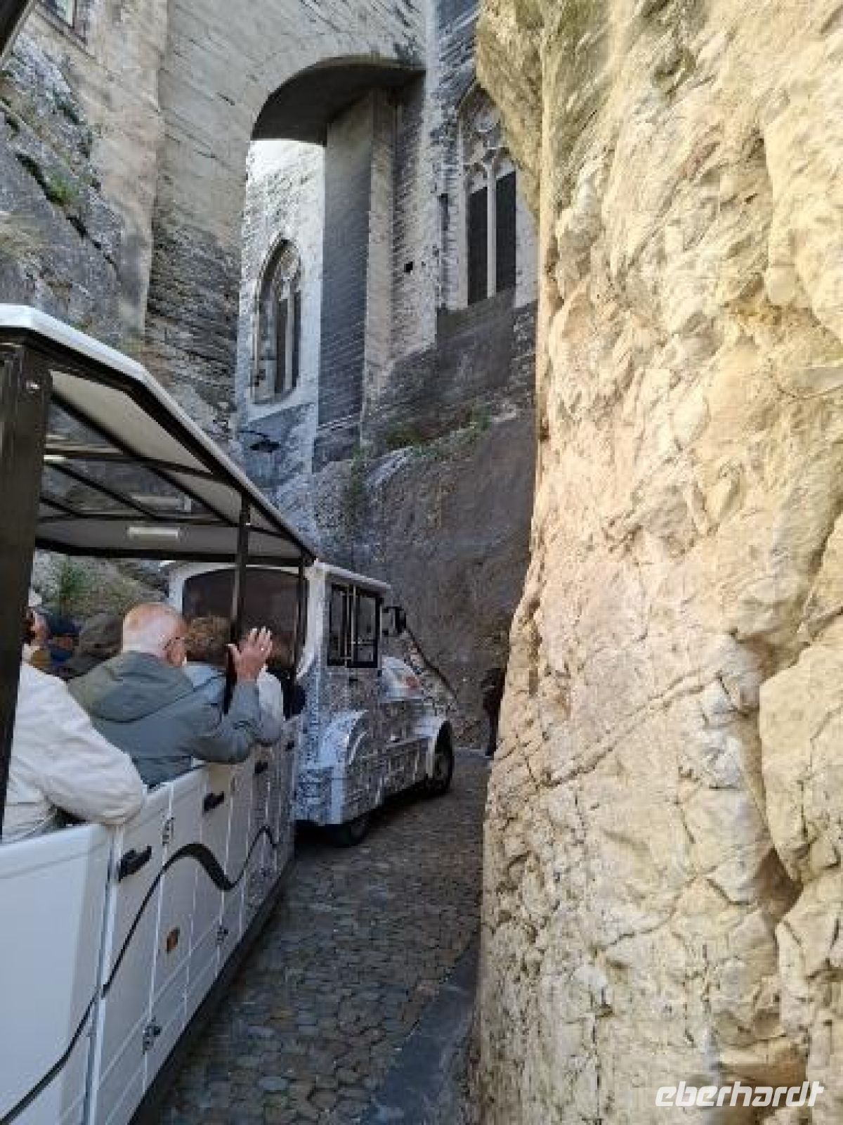 durch schmale Gassen hinauf zum Papstpalast von Avignon &ndash; &copy;  (Eberhardt TRAVEL)