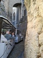 durch schmale Gassen hinauf zum Papstpalast von Avignon &ndash; &copy; Ute Solf (Eberhardt TRAVEL)