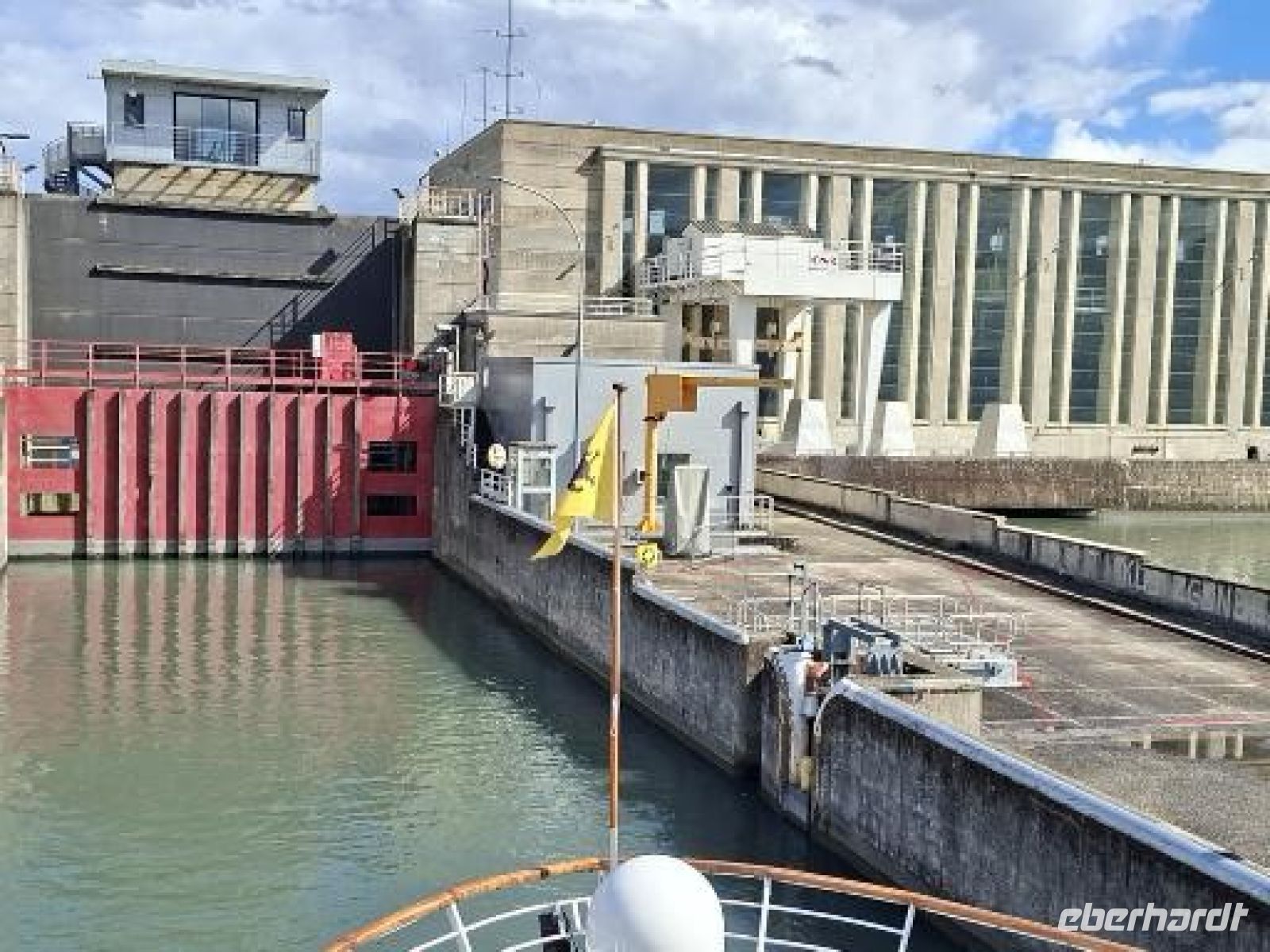 Schleuse Bourg -lès-Valence  mit Kraftwerk &ndash; &copy;  (Eberhardt TRAVEL)