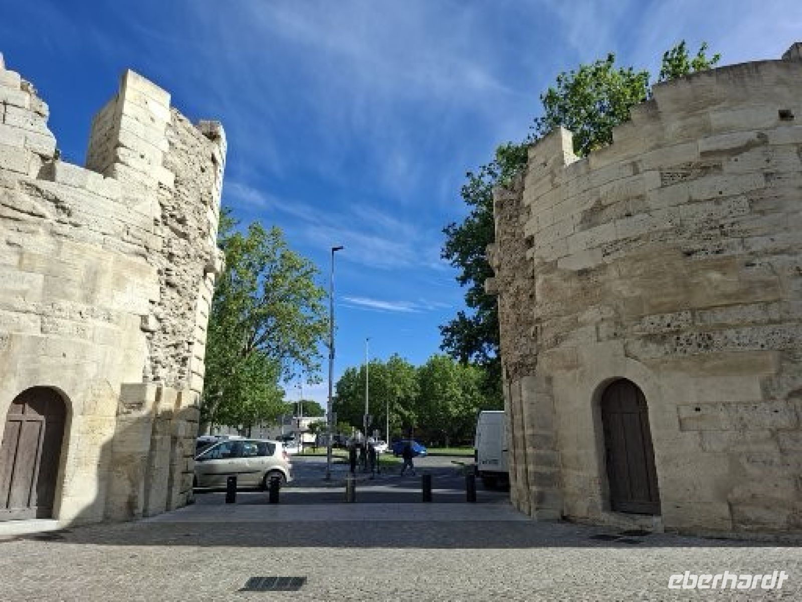Stadtausgang mit Festungstürmen zur Rhone &ndash; &copy;  (Eberhardt TRAVEL)