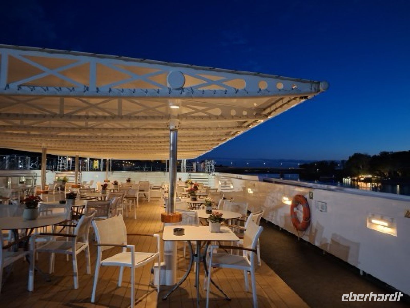 Sonnendeck am Abend  &ndash; &copy;  (Eberhardt TRAVEL)