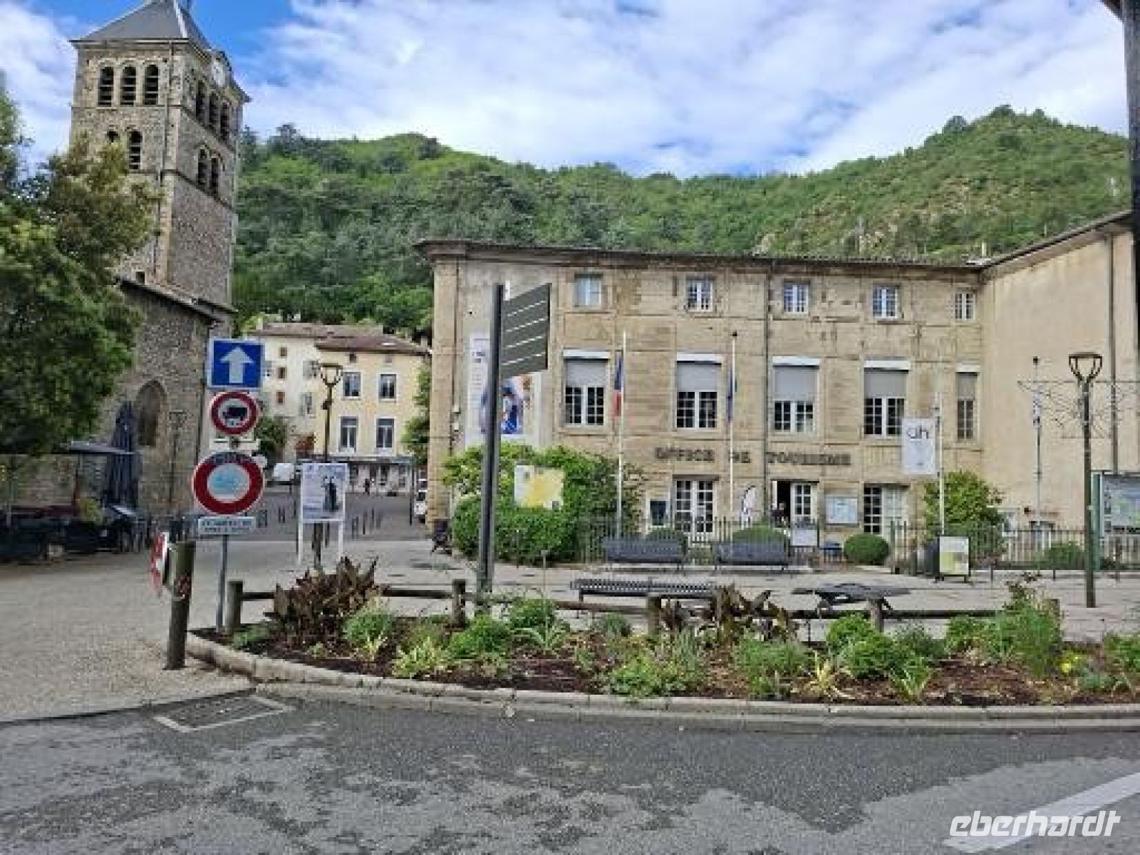 Tain-l´Hermitage -Ortszentrum mit Zugang zur Burg &ndash; &copy;  (Eberhardt TRAVEL)