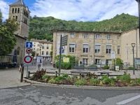 Tain-l´Hermitage -Ortszentrum mit Zugang zur Burg &ndash; &copy; Ute Solf (Eberhardt TRAVEL)