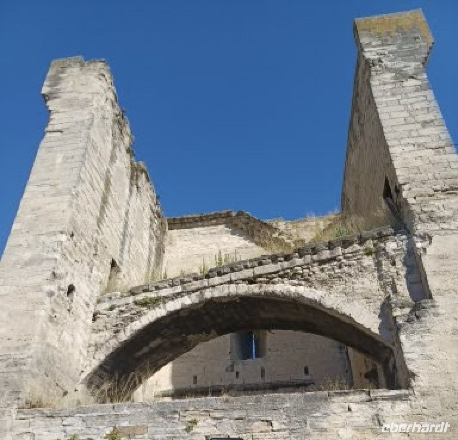 im Hof des Papstpalastes &ndash; &copy;  (Eberhardt TRAVEL)