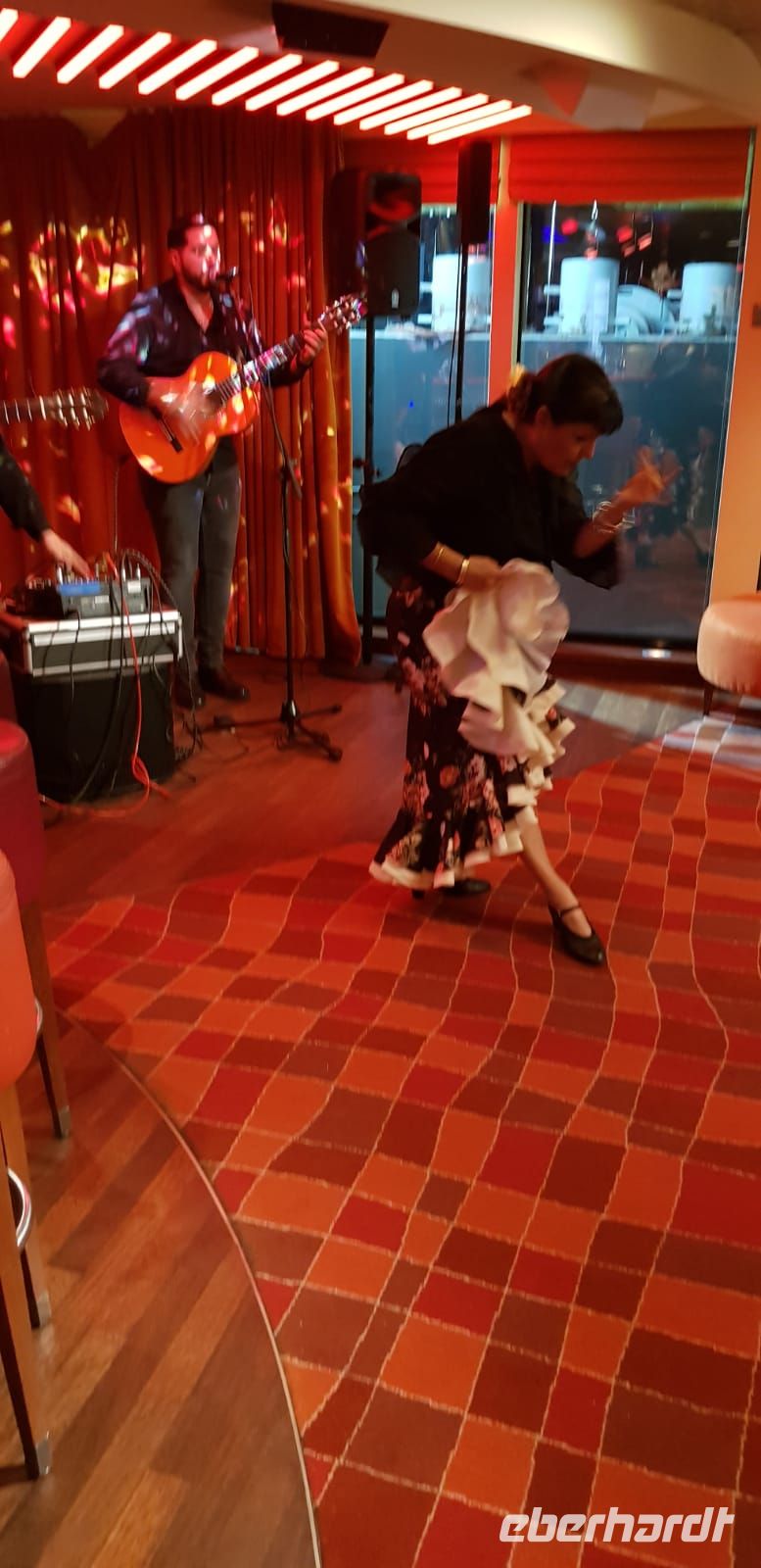 feurig und ästhetisch zugleich - die Tanzvorführung zur Gitarrenmusik &ndash; &copy;  (Eberhardt TRAVEL)